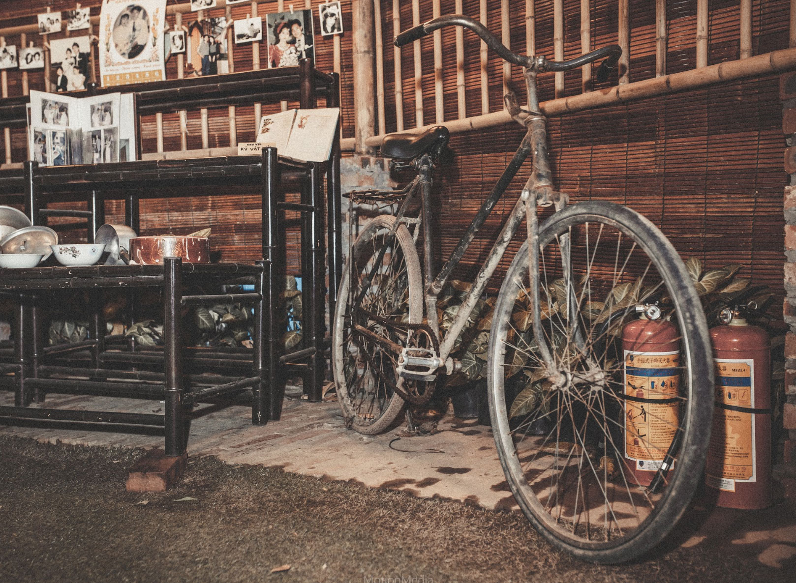 Sinh viên báo chí tổ chức triển lãm không gian cưới thập niên 80s, 90s ngay giữa lòng Hà Nội