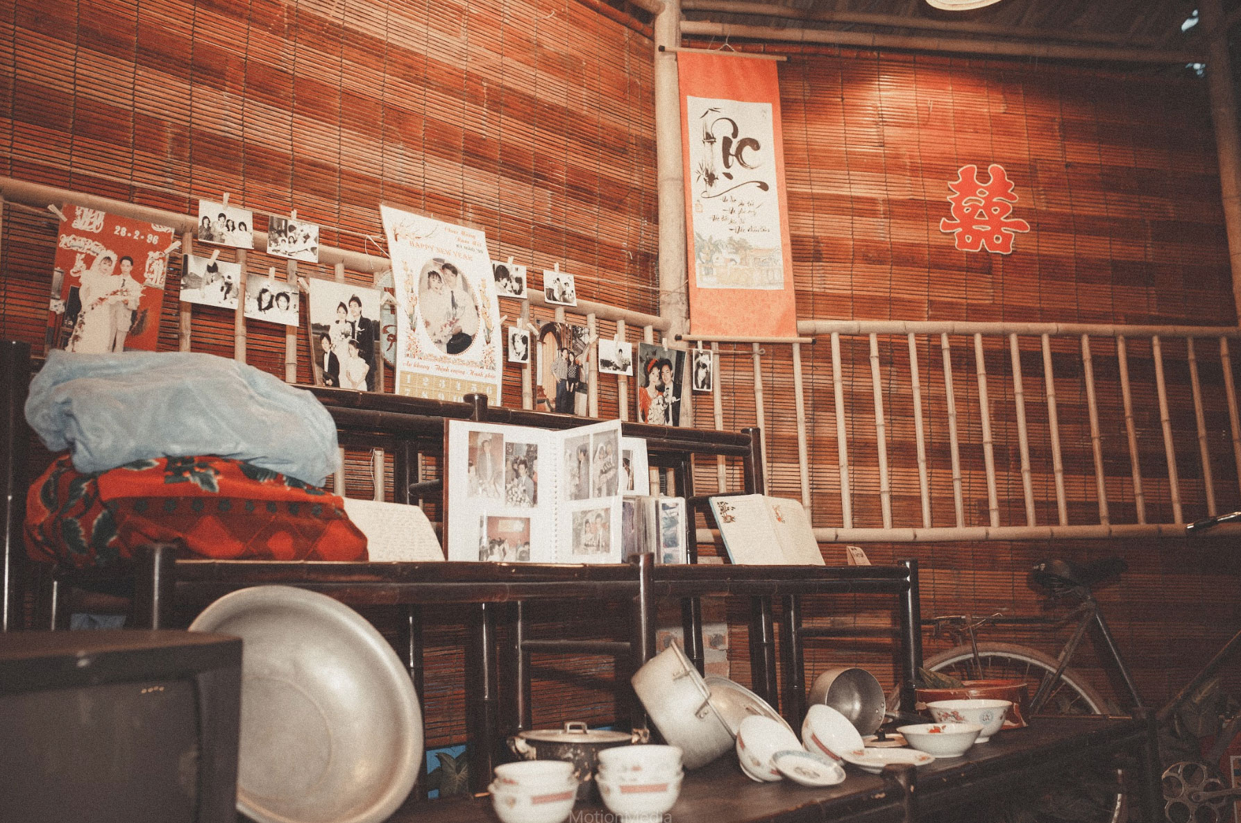 Sinh viên báo chí tổ chức triển lãm không gian cưới thập niên 80s, 90s ngay giữa lòng Hà Nội