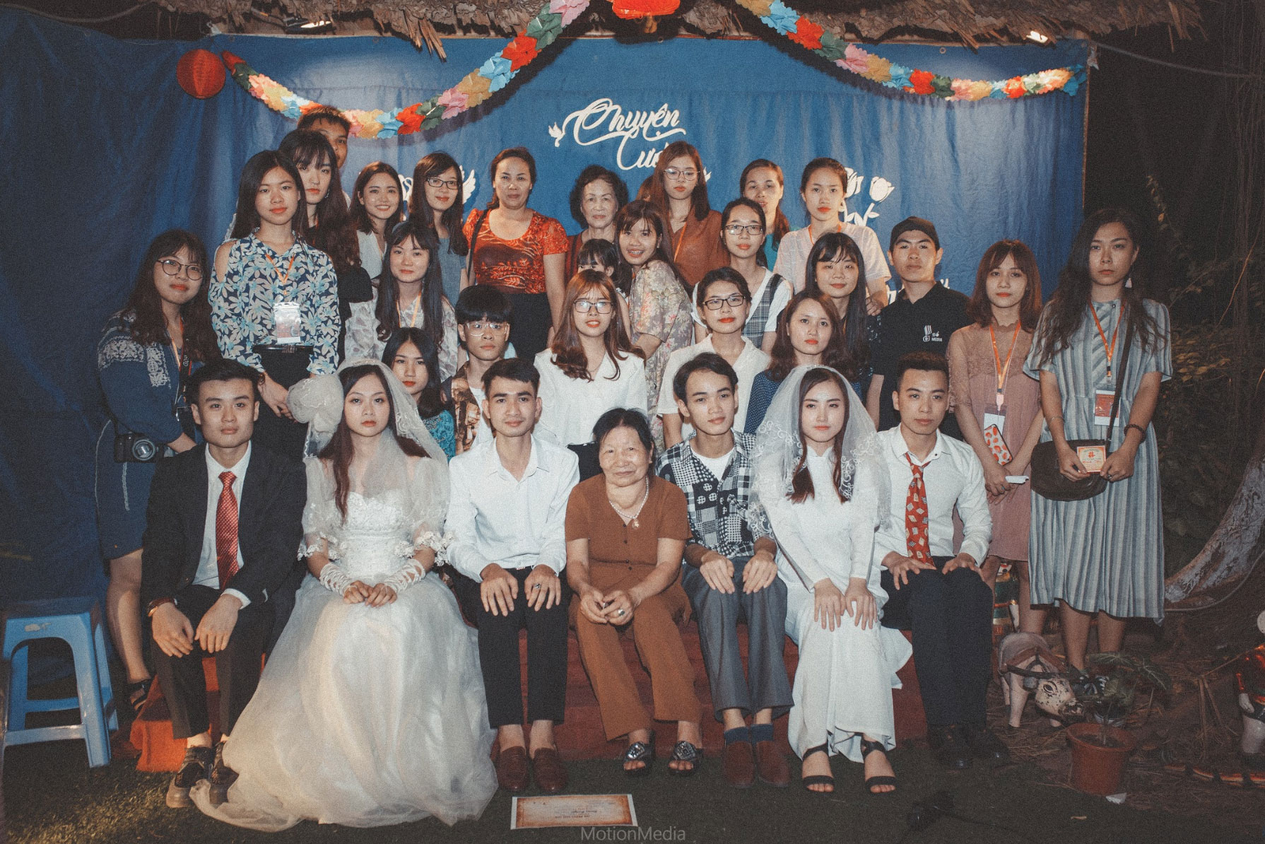 Sinh viên báo chí tổ chức triển lãm không gian cưới thập niên 80s, 90s ngay giữa lòng Hà Nội