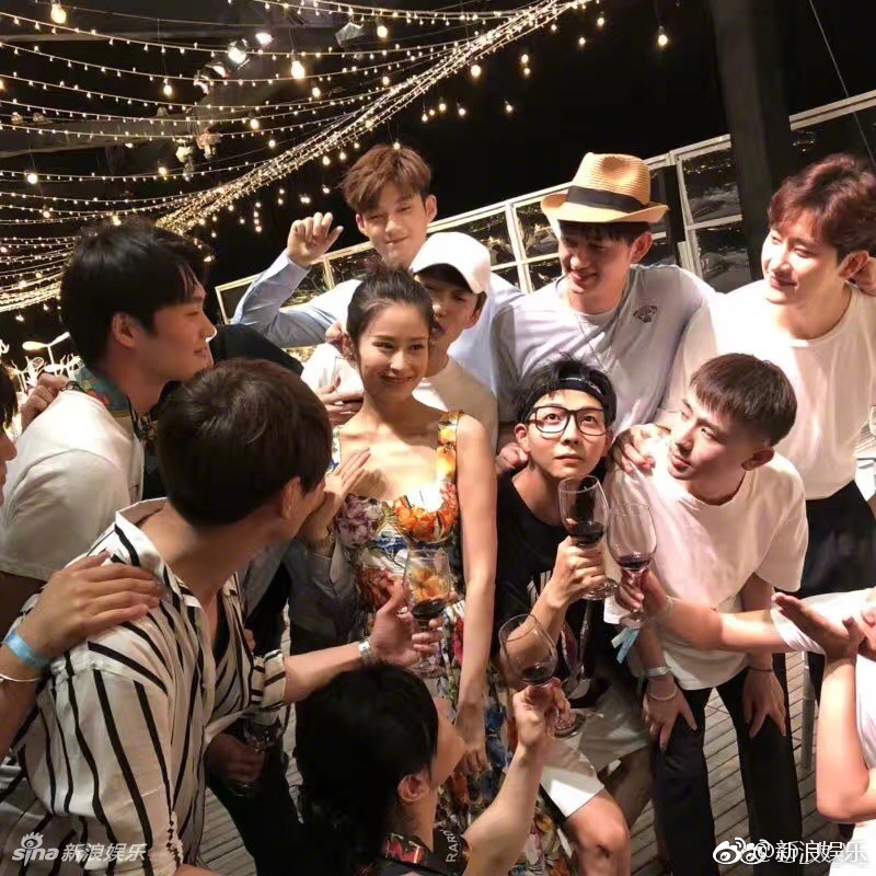 Đám cưới hot của Cbiz hôm nay: Tình địch của Dương Mịch lên xe hoa với đồng nghiệp sau 3 tháng sinh con