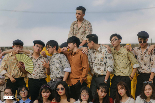 HS trường Trưng Vương Sài Gòn chụp ảnh kỷ yếu theo phong cách Phía trước là bầu trời HS trường Trưng Vương Sài Gòn chụp ảnh kỷ yếu theo phong cách Phía trước là bầu trời