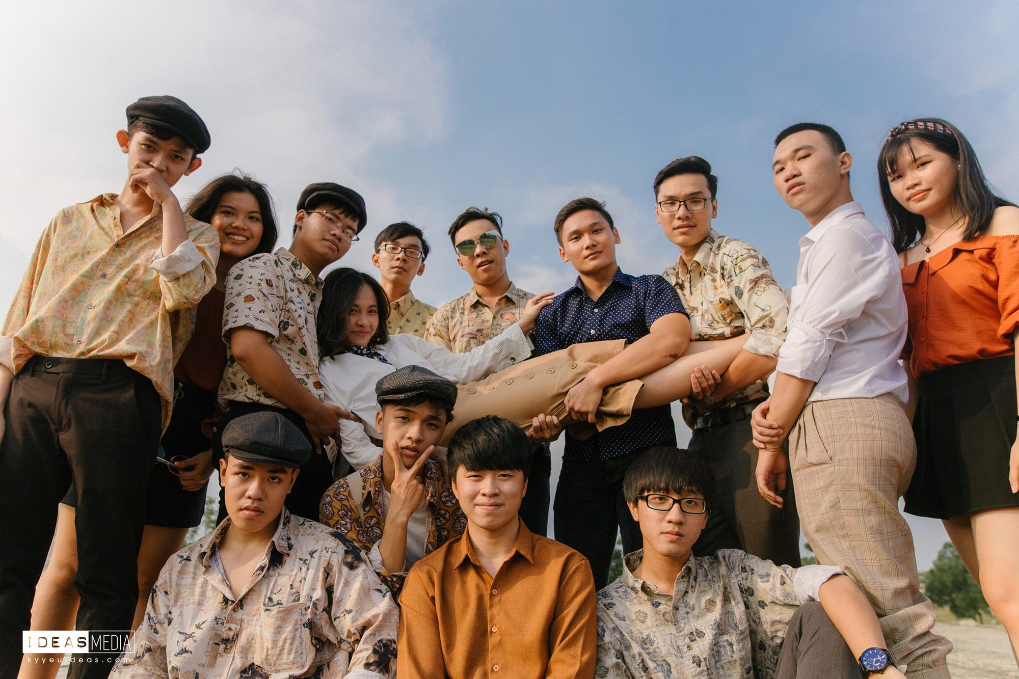 HS trường Trưng Vương Sài Gòn chụp ảnh kỷ yếu theo phong cách Phía trước là bầu trời HS trường Trưng Vương Sài Gòn chụp ảnh kỷ yếu theo phong cách Phía trước là bầu trời