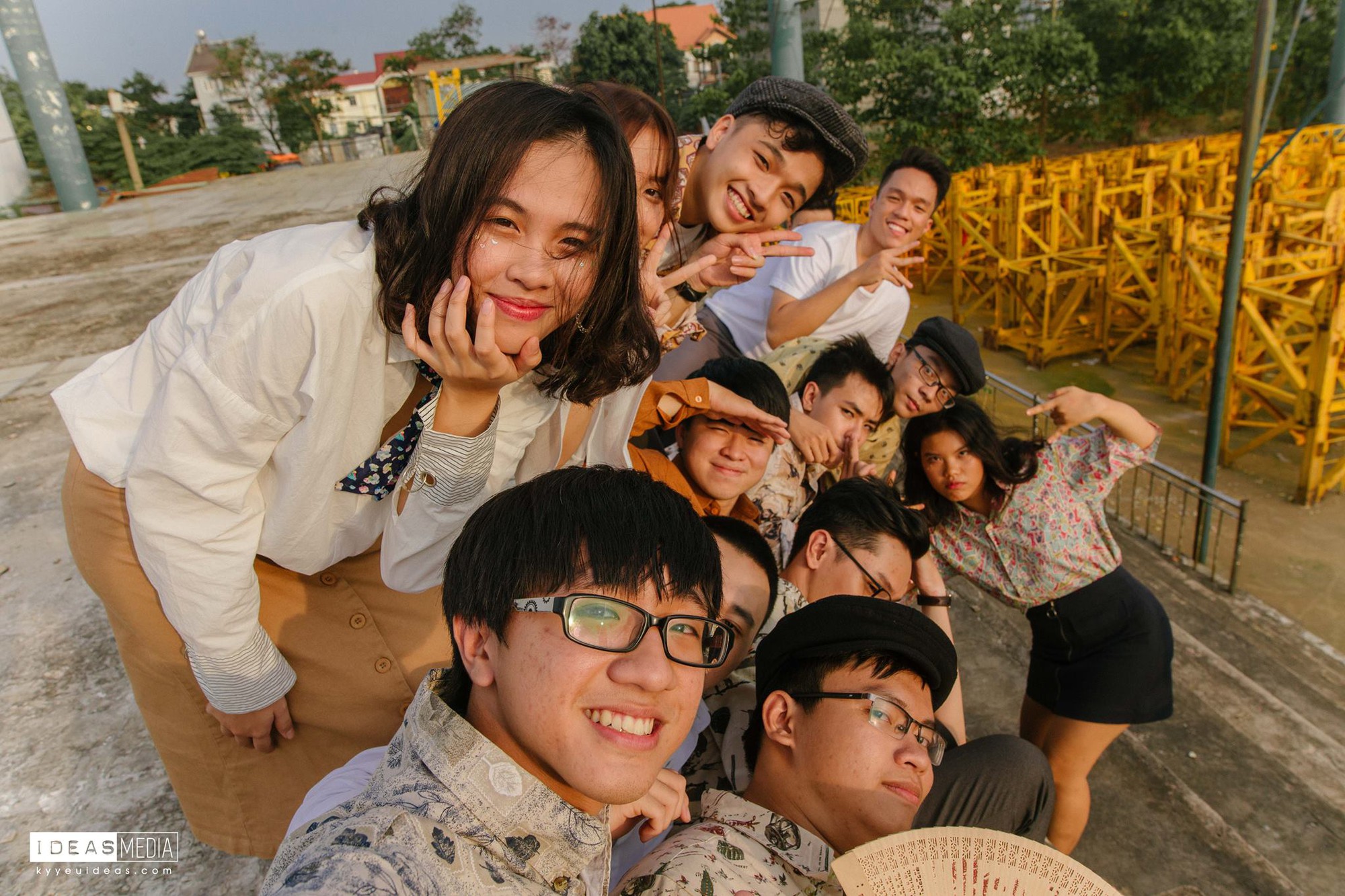 HS trường Trưng Vương Sài Gòn chụp ảnh kỷ yếu theo phong cách Phía trước là bầu trời HS trường Trưng Vương Sài Gòn chụp ảnh kỷ yếu theo phong cách Phía trước là bầu trời