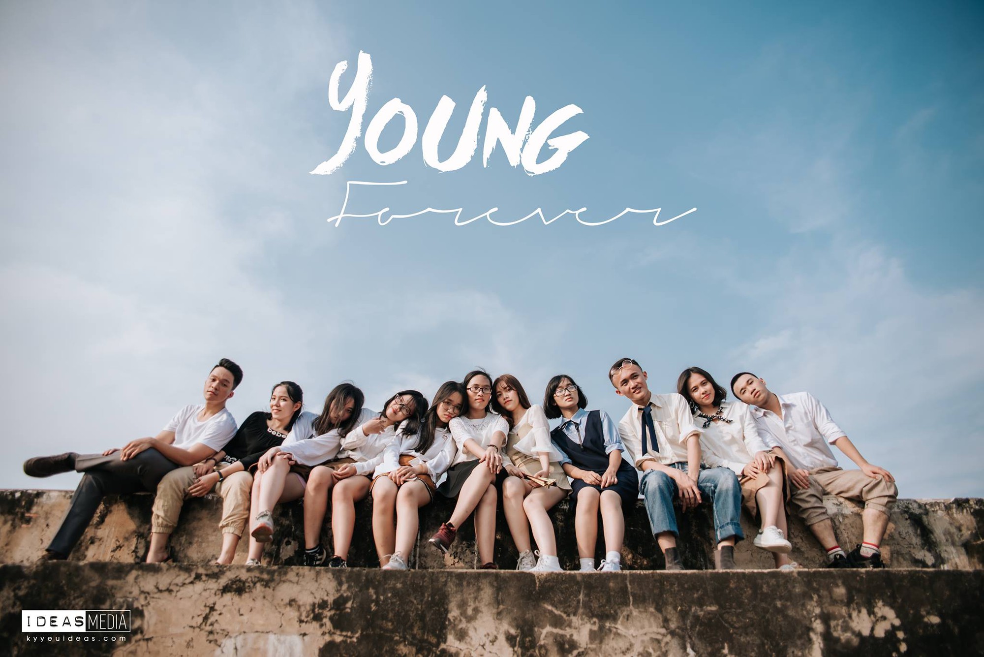 HS trường Trưng Vương Sài Gòn chụp ảnh kỷ yếu theo phong cách Phía trước là bầu trời HS trường Trưng Vương Sài Gòn chụp ảnh kỷ yếu theo phong cách Phía trước là bầu trời