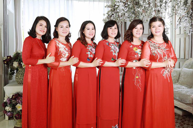 Bức ảnh mặc váy cưới đầu tiên sau 50 năm của bà ngoại và bộ hình 5 thế hệ trong gia đình