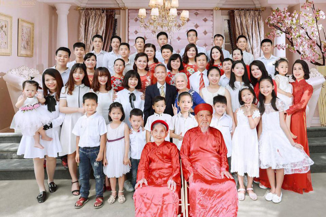 Bức ảnh mặc váy cưới đầu tiên sau 50 năm của bà ngoại và bộ hình 5 thế hệ trong gia đình