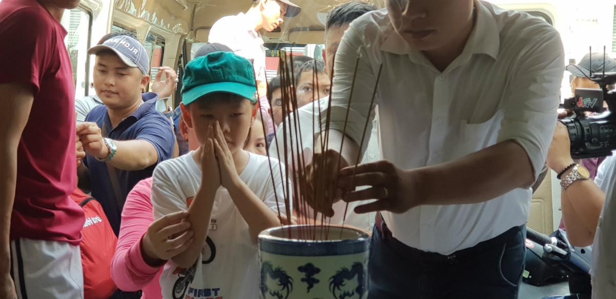 MC Quyền Linh viếng 2 hiệp sĩ vừa qua đời, thăm hỏi 3 hiệp sĩ bị trọng thương