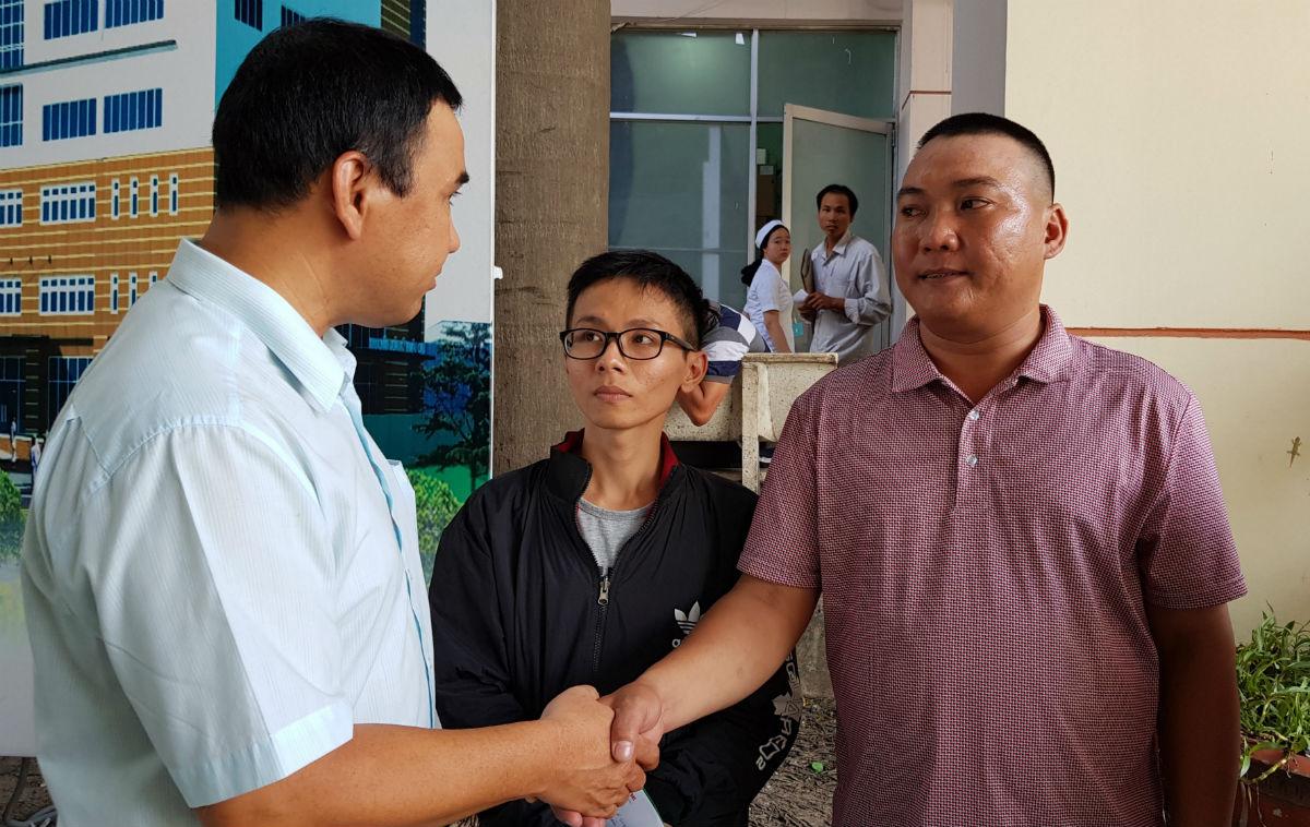 MC Quyền Linh viếng 2 hiệp sĩ vừa qua đời, thăm hỏi 3 hiệp sĩ bị trọng thương