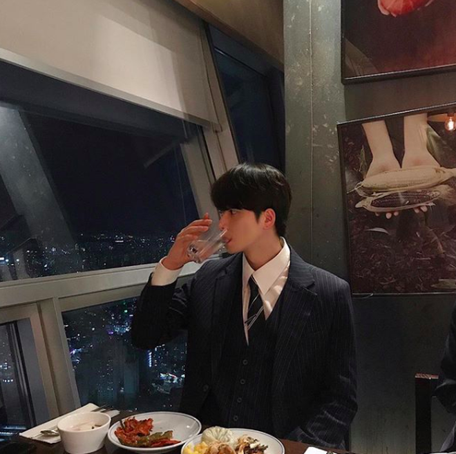 Chàng trai Hàn Quốc này sẽ khiến bạn phải thốt lên: Đẹp như tranh hoá ra là có thật!