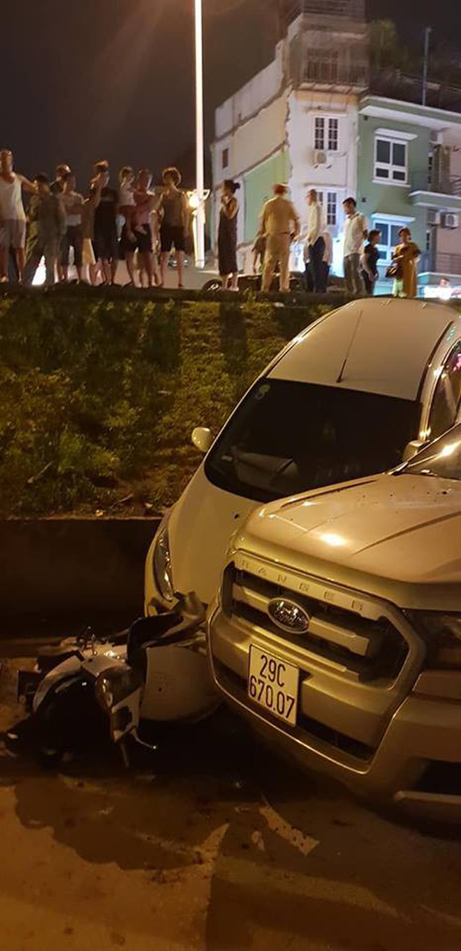 Tài xế đạp nhầm chân ga, lao xuống dốc gây tai nạn trên phố Hà Nội