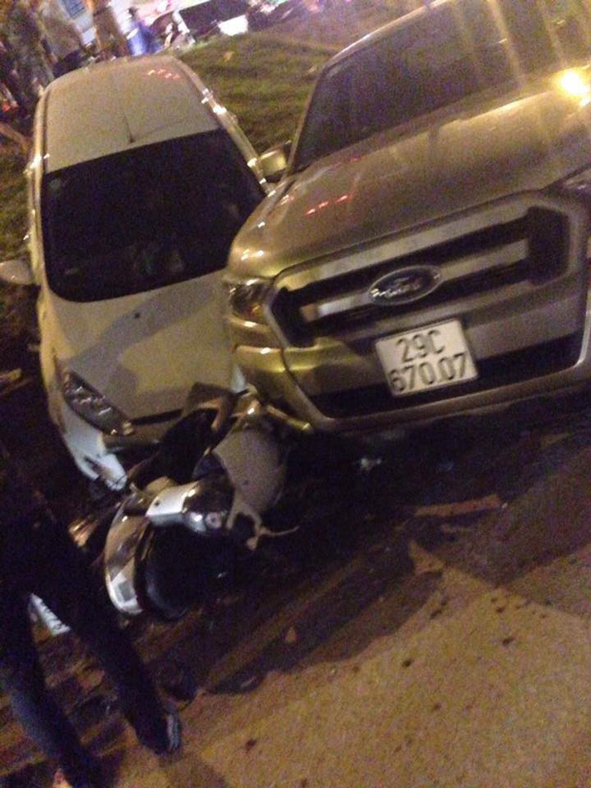 Tài xế đạp nhầm chân ga, lao xuống dốc gây tai nạn trên phố Hà Nội