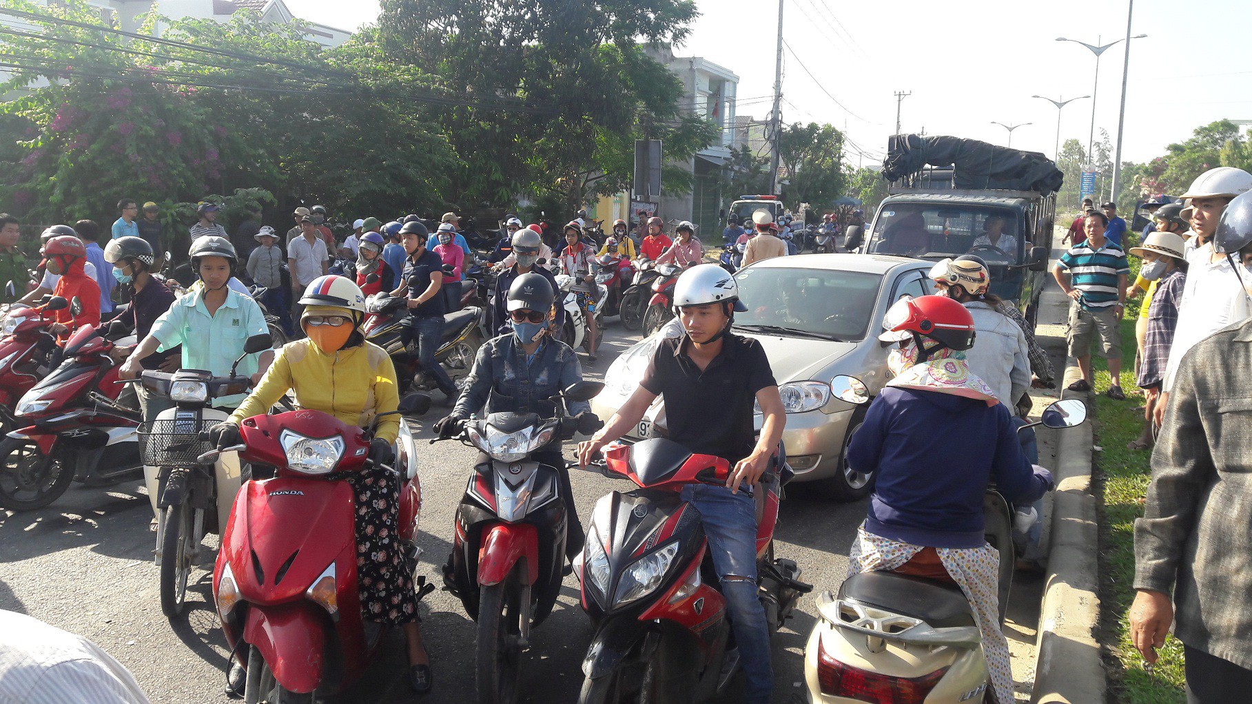 Xe du lịch va chạm với xe tải khiến 6 người bị thương, cả phường mất điện