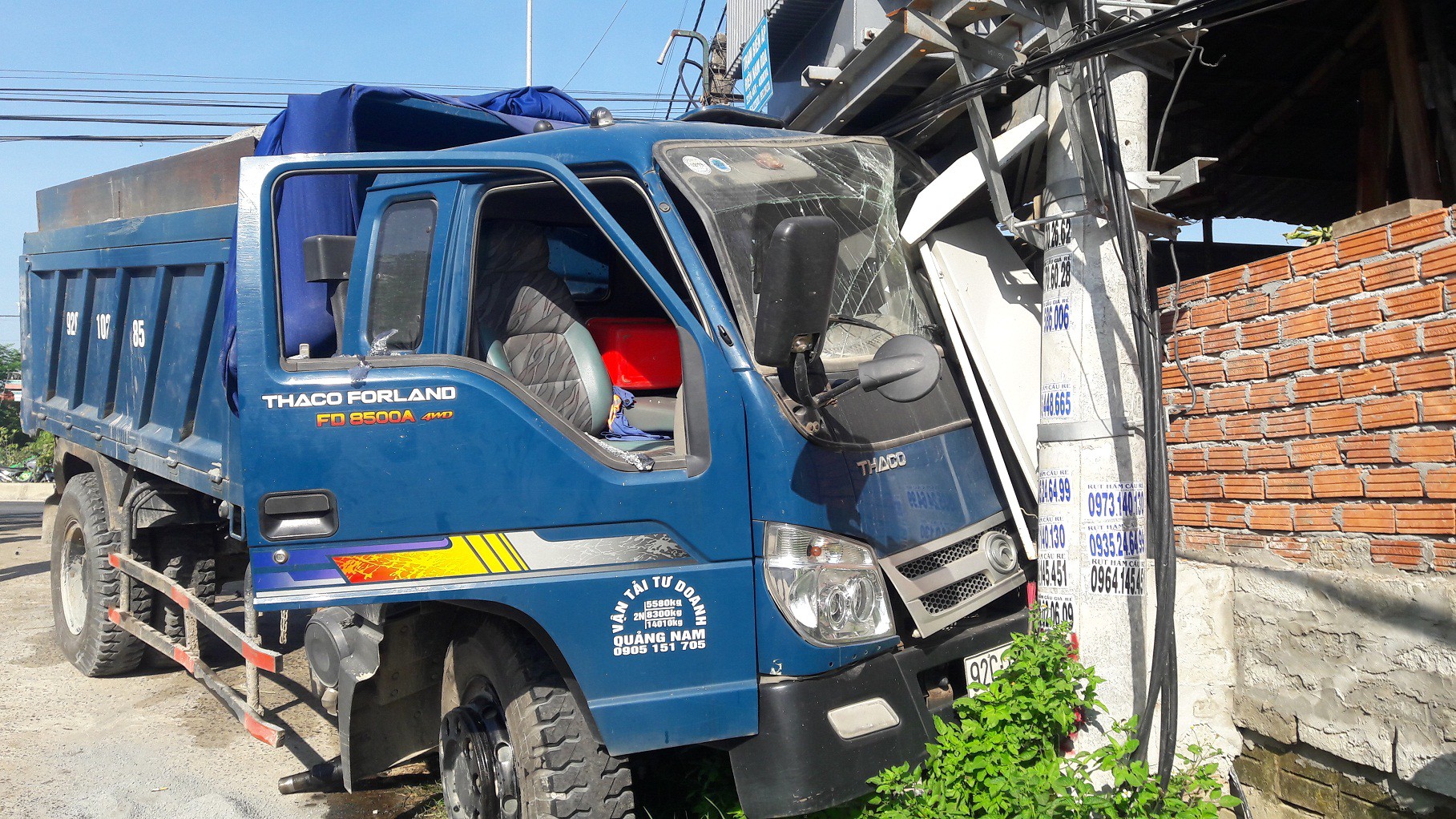 Xe du lịch va chạm với xe tải khiến 6 người bị thương, cả phường mất điện