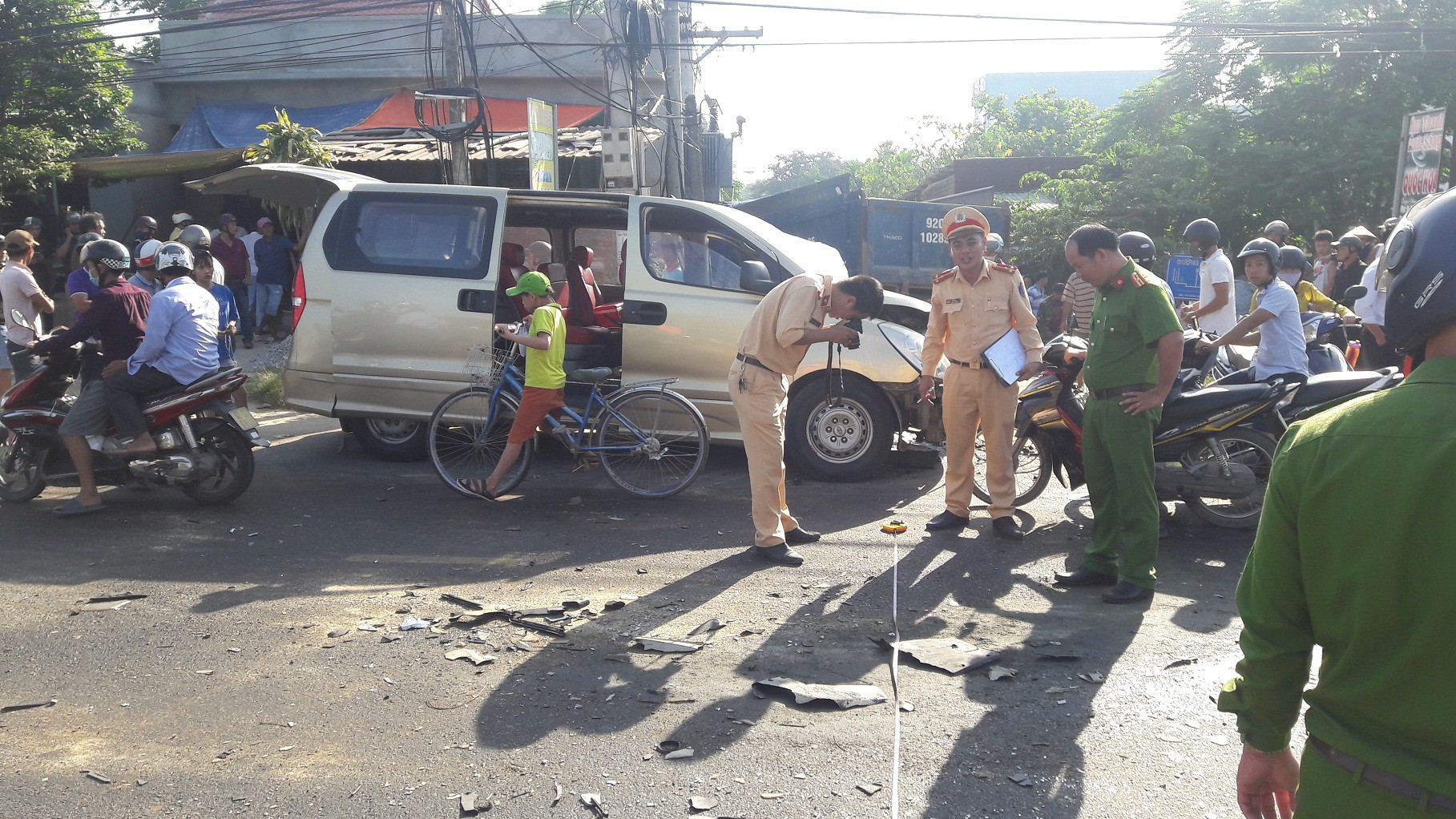 Xe du lịch va chạm với xe tải khiến 6 người bị thương, cả phường mất điện