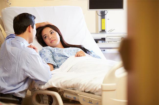 Đau thắt lòng khi chứng kiến cảnh ngày ngày chồng vào viện chăm nom người tình ốm nặng