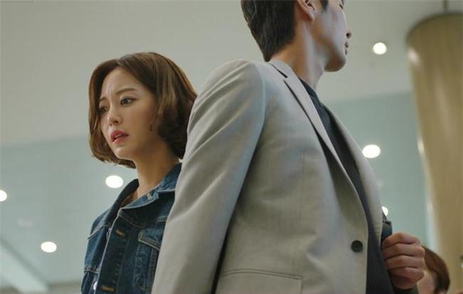 Đau thắt lòng khi chứng kiến cảnh ngày ngày chồng vào viện chăm nom người tình ốm nặng