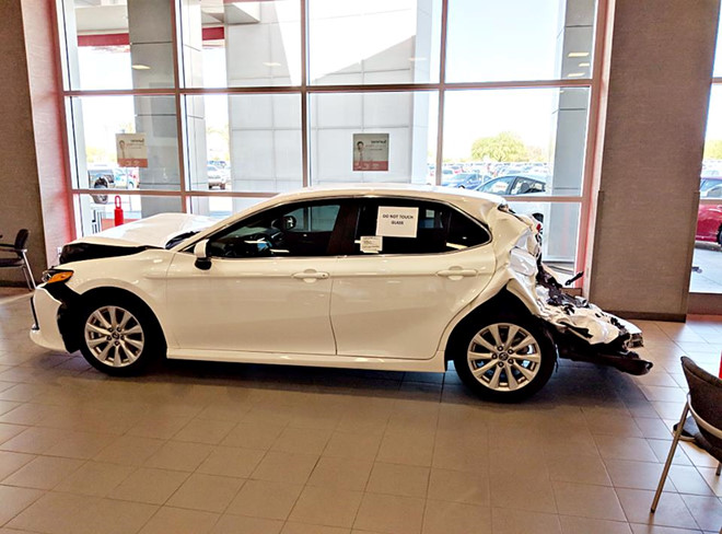 Chiếc Toyota Camry rách nát gây sốt mạng xã hội Mỹ