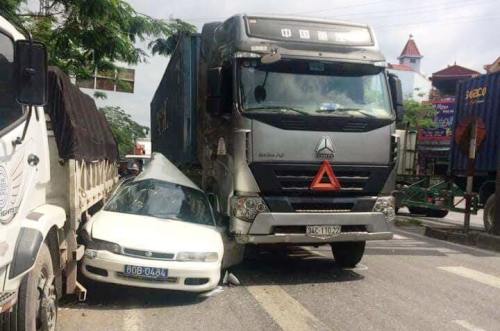 Cố vượt, ôtô biển xanh bẹp dúm giữa hai xe tải