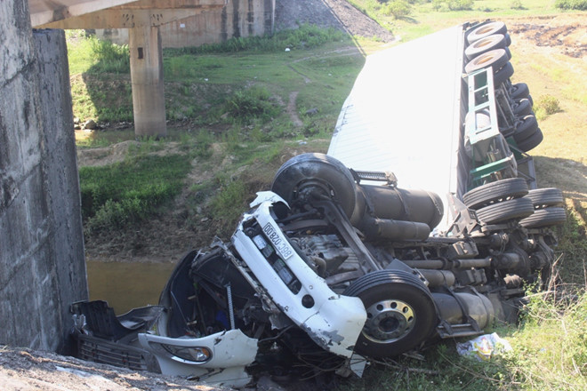 Xe đầu kéo lật nhào xuống chân cầu, tài xế thoát chết gang tấc