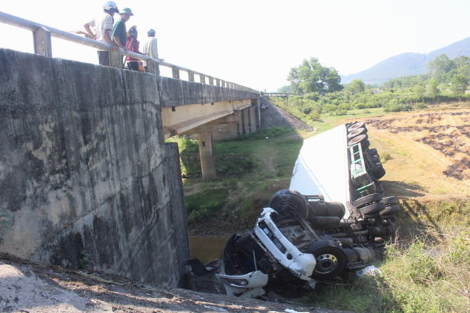 Xe đầu kéo lật nhào xuống chân cầu, tài xế thoát chết gang tấc