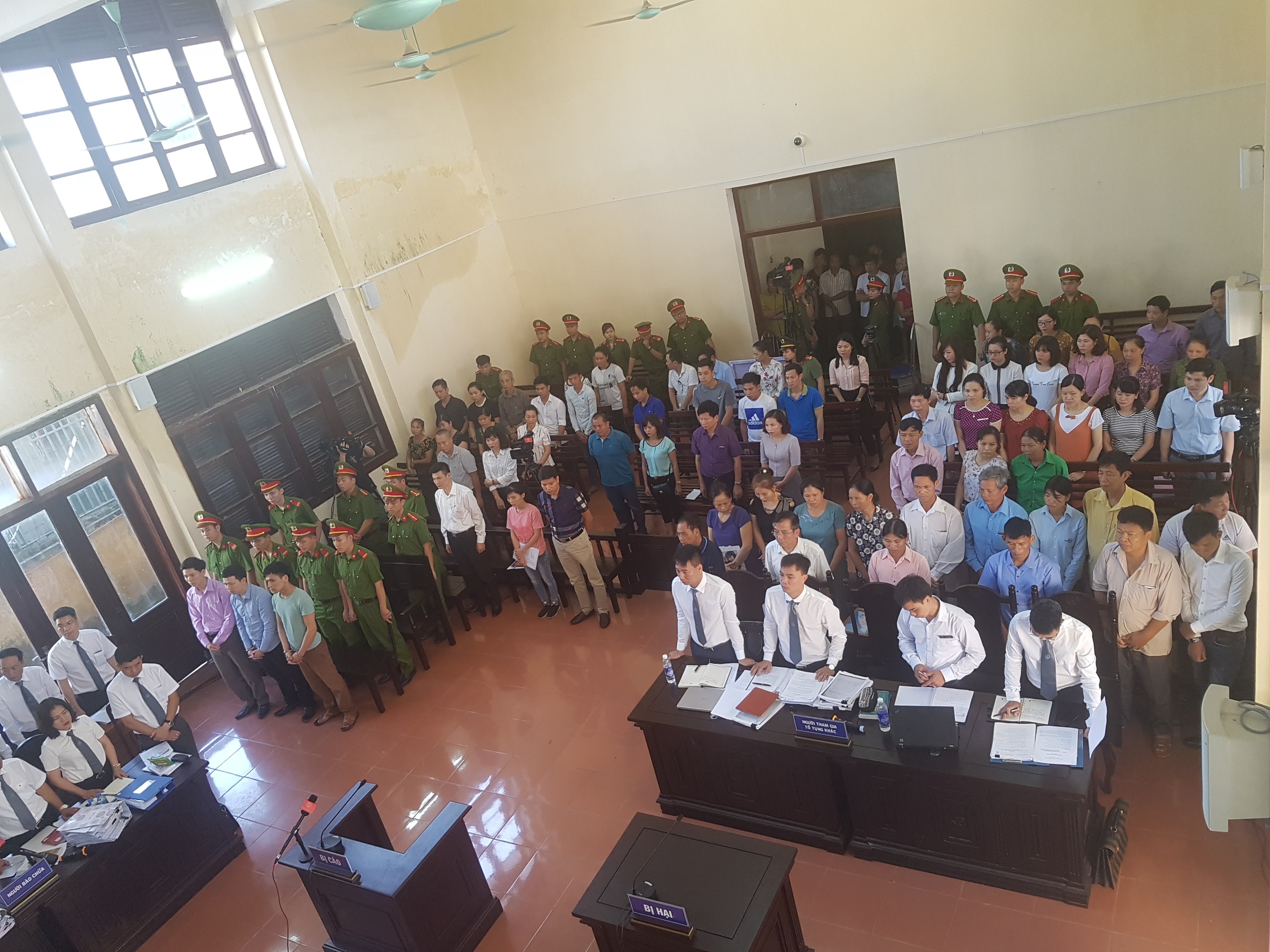 Phiên xử bác sĩ Hoàng Công Lương: Chưa bao giờ mang nước rửa RO đi xét nghiệm ?!