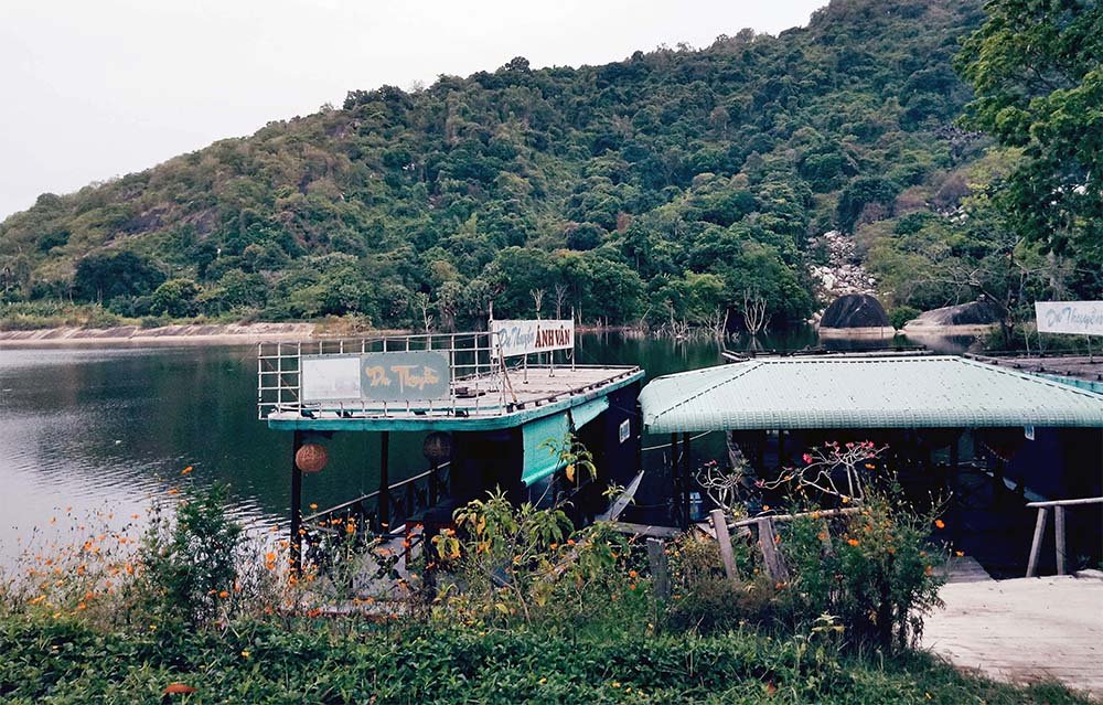 Bí thư huyện nợ đầm đìa, ngó lơ cho vợ lập khu du lịch chui