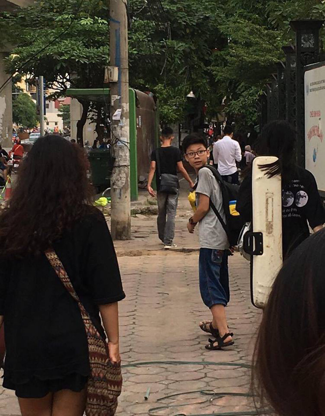 Anh chàng vứt hoa bỏ về sau 2 tiếng quỳ gối chờ bạn gái trước cổng trường Nhạc Viện Hà Nội