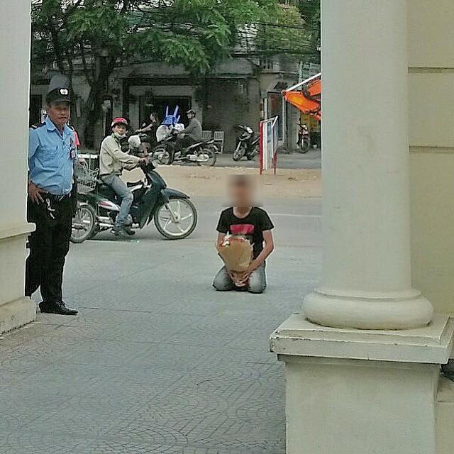 Anh chàng vứt hoa bỏ về sau 2 tiếng quỳ gối chờ bạn gái trước cổng trường Nhạc Viện Hà Nội