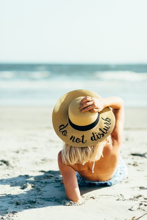 Loạt item sành điệu dành cho mùa đi biển