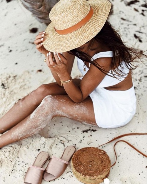 Loạt item sành điệu dành cho mùa đi biển