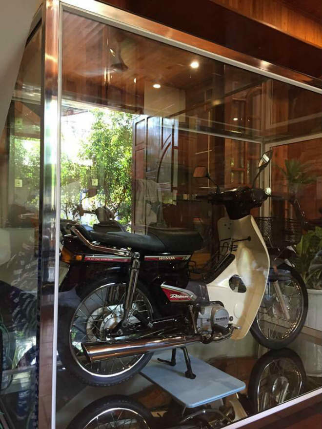 Xôn xao Honda Dream II để trong tủ kính giá vài lô đất Hà Nội