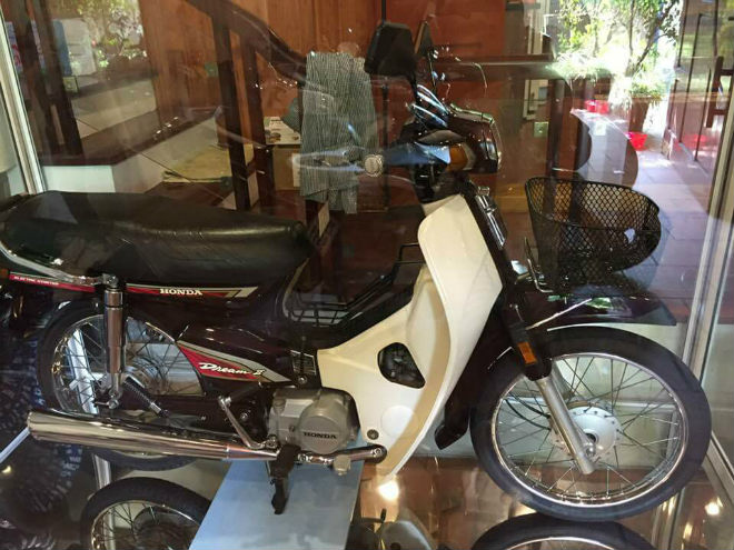 Xôn xao Honda Dream II để trong tủ kính giá vài lô đất Hà Nội