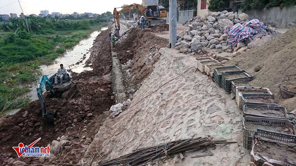 Hà Nội: Đường chưa bàn giao đã sạt lở cả chục mét sau 1 trận mưa