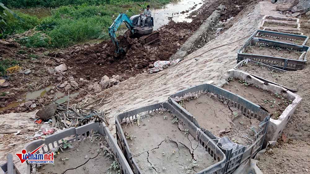 Hà Nội: Đường chưa bàn giao đã sạt lở cả chục mét sau 1 trận mưa Hà Nội: Đường chưa bàn giao đã sạt lở cả chục mét sau 1 trận mưa