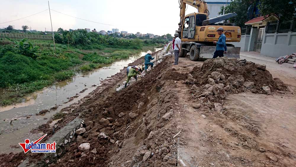 Hà Nội: Đường chưa bàn giao đã sạt lở cả chục mét sau 1 trận mưa
