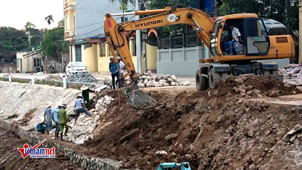 Hà Nội: Đường chưa bàn giao đã sạt lở cả chục mét sau 1 trận mưa