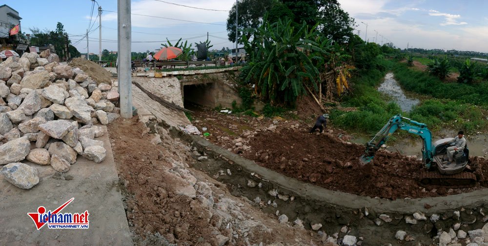 Hà Nội: Đường chưa bàn giao đã sạt lở cả chục mét sau 1 trận mưa Hà Nội: Đường chưa bàn giao đã sạt lở cả chục mét sau 1 trận mưa