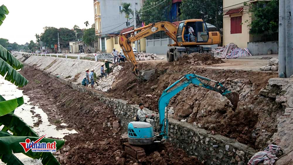 Hà Nội: Đường chưa bàn giao đã sạt lở cả chục mét sau 1 trận mưa