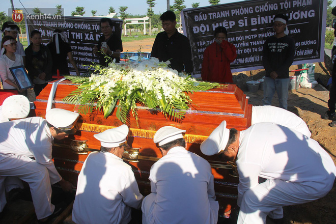 Dòng người xếp hàng dài tiễn đưa hiệp sĩ bị băng trộm SH đâm tử vong về với đất mẹ