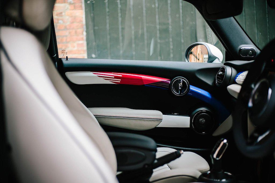 MINI giới thiệu Cooper S đặc biệt mừng đám cưới Hoàng gia Anh MINI giới thiệu Cooper S đặc biệt mừng đám cưới Hoàng gia Anh