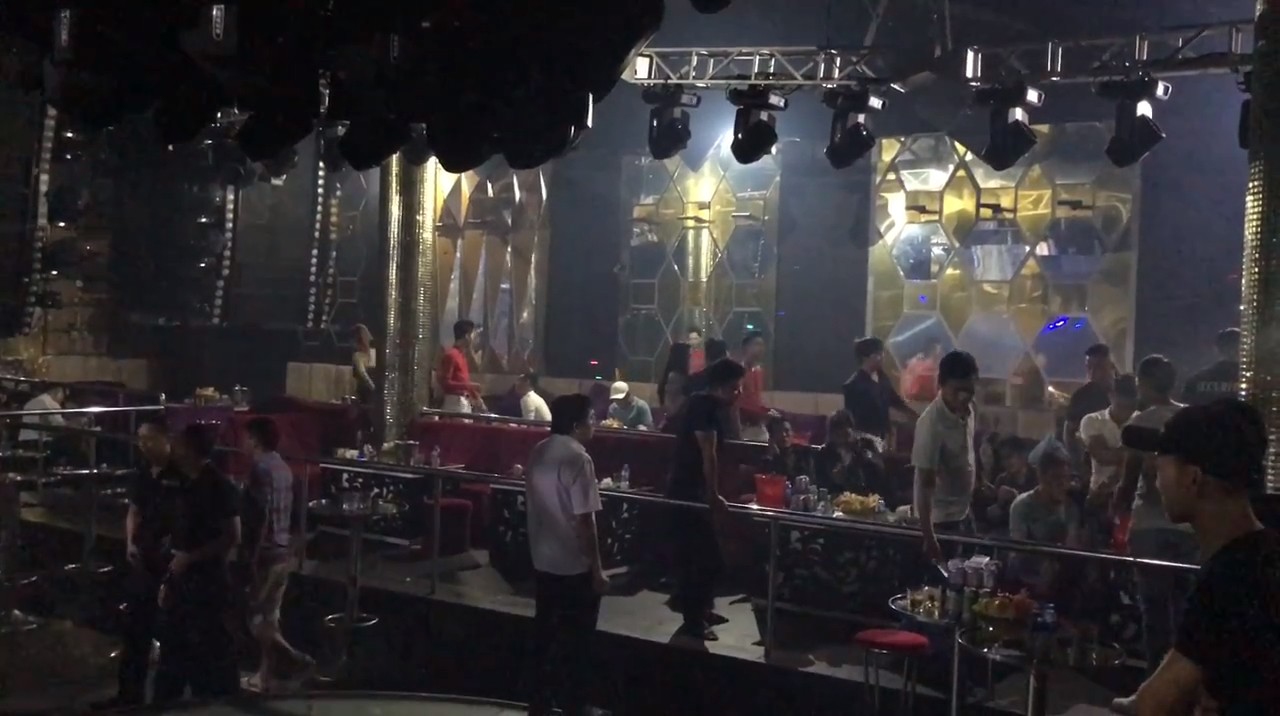 Nhiều nữ nhân viên quán karaoke mặc thiếu vải, múa khiêu dâm để nhận tiền của khách nước ngoài ở Sài Gòn