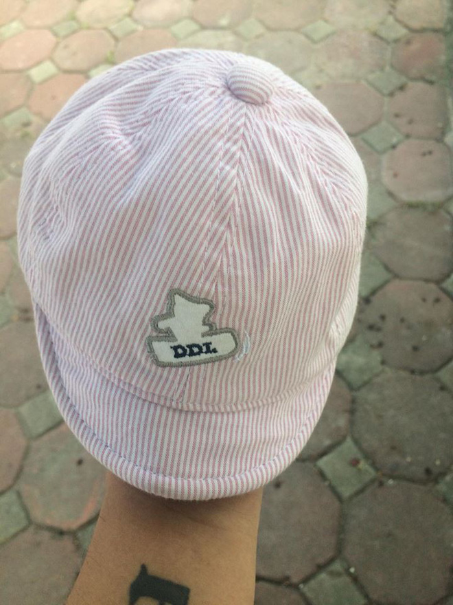 Hành khách để quên mũ của con trên taxi rồi hét giá 9 triệu bắt tài xế ship trả, nếu không sẽ báo công an can thiệp