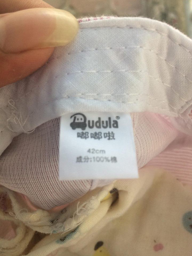 Hành khách để quên mũ của con trên taxi rồi hét giá 9 triệu bắt tài xế ship trả, nếu không sẽ báo công an can thiệp