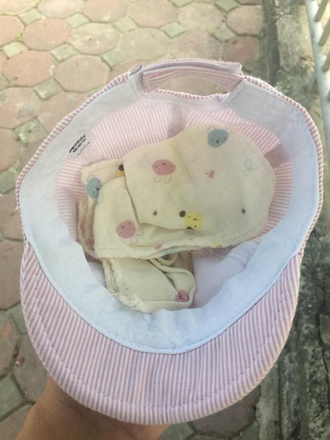 Hành khách để quên mũ của con trên taxi rồi hét giá 9 triệu bắt tài xế ship trả, nếu không sẽ báo công an can thiệp