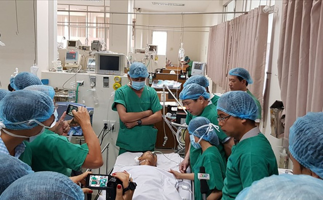 Hiệp sĩ đường phố bị đâm nặng nhất đã tự thở được