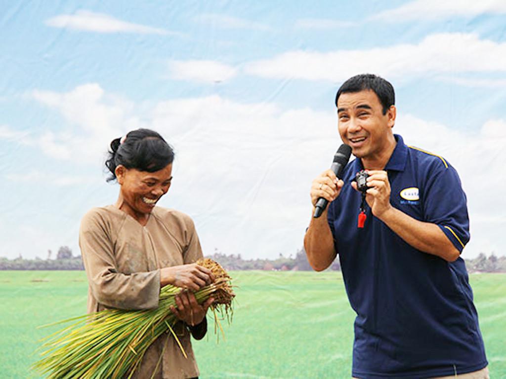 Quyền Linh với đôi dép tổ ong và những lần gian lận vì bà con gây xúc động