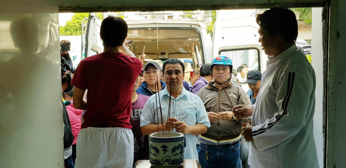 Quyền Linh với đôi dép tổ ong và những lần gian lận vì bà con gây xúc động