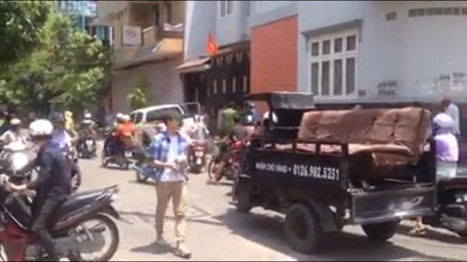 Công an nổ súng trấn áp nam thanh niên dùng kéo đâm chủ quán cơm ở Sài Gòn