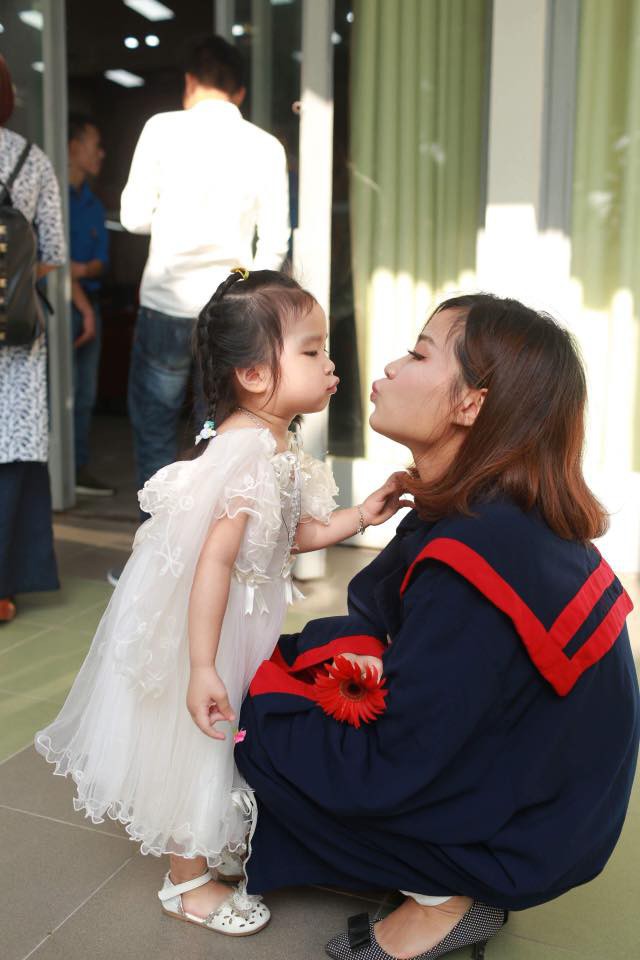 Nữ sinh Bách Khoa nhận bằng tốt nghiệp cùng con gái 3 tuổi: Làm mẹ đơn thân, sinh con xong 1 tuần đã lại đi làm
