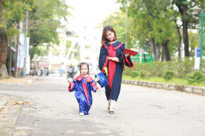 Nữ sinh Bách Khoa nhận bằng tốt nghiệp cùng con gái 3 tuổi: Làm mẹ đơn thân, sinh con xong 1 tuần đã lại đi làm Nữ sinh Bách Khoa nhận bằng tốt nghiệp cùng con gái 3 tuổi: Làm mẹ đơn thân, sinh con xong 1 tuần đã lại đi làm
